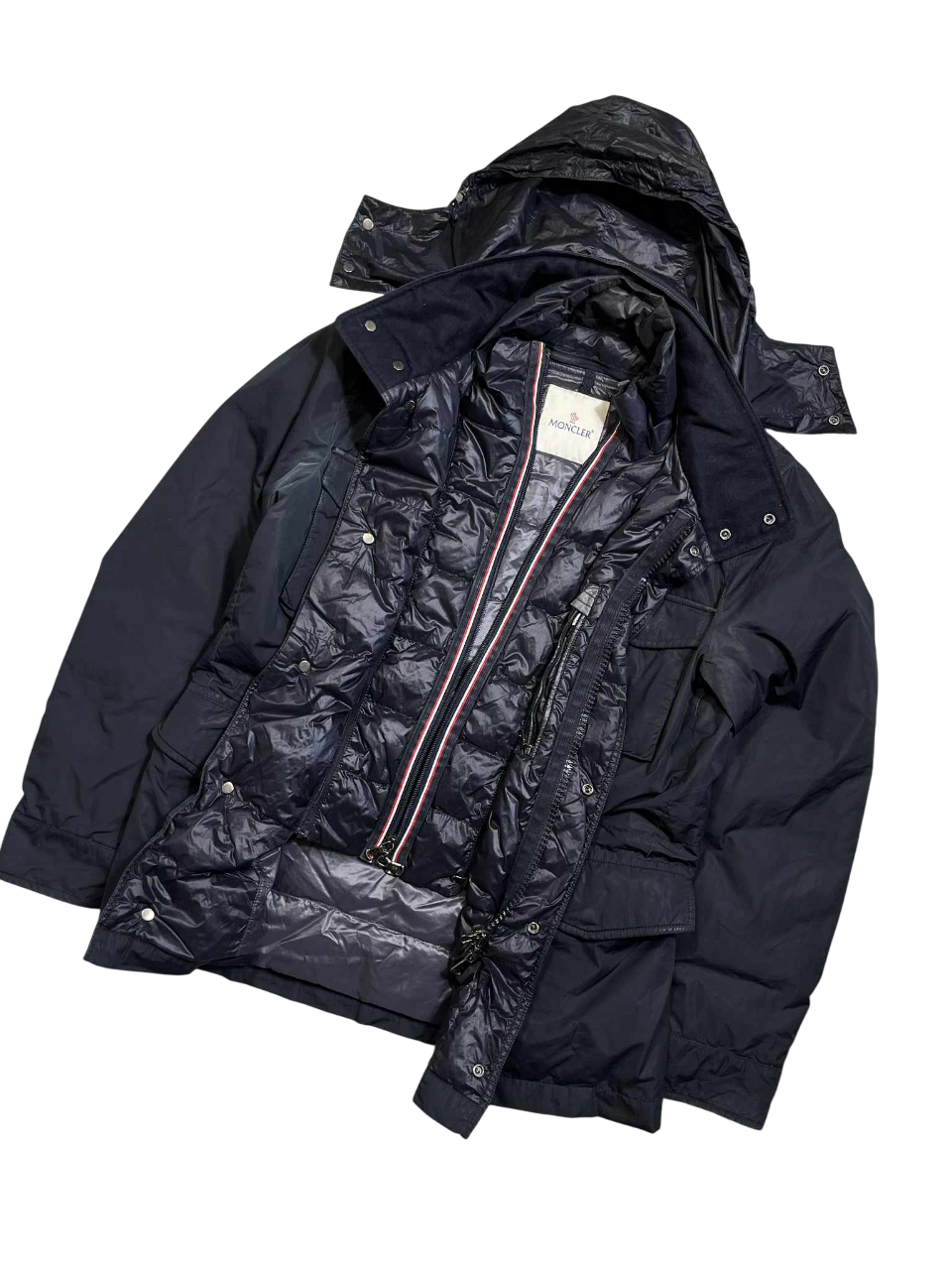 Fekete Moncler férfi steppelt kabát, levehető kapucnival, vintage streetwear stílus