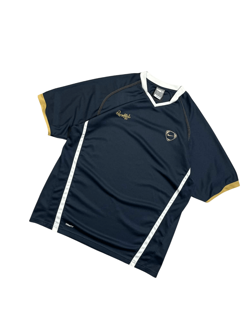 Fekete arany részletekkel díszített vintage streetwear póló fehér gallérral, sportos stílusban.