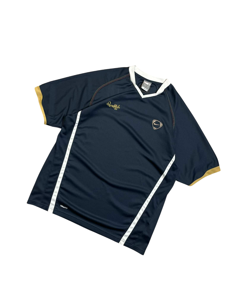 Fekete arany részletekkel díszített vintage streetwear póló fehér gallérral, sportos stílusban.