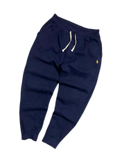 Sötétkék jogger nadrág hímzett logóval, streetwear stílusban, húzózsinóros derékkal.