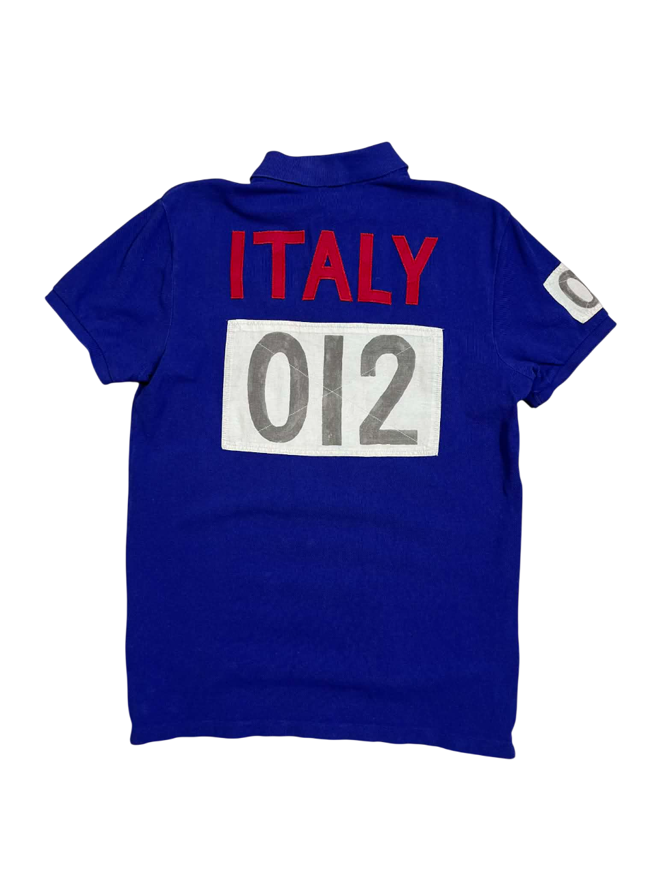 Kék vintage póló hátán ITALY felirattal, 012 számmal, streetwear stílusban.