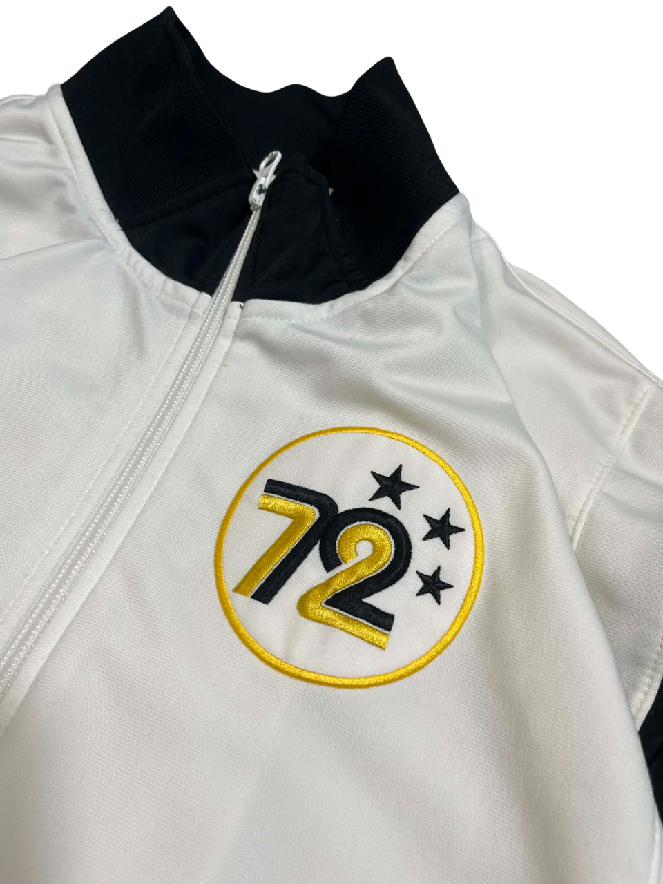 Fehér streetwear dzseki hímzett 72-es számmal és csillagokkal, sportos design