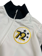 Fehér streetwear dzseki hímzett 72-es számmal és csillagokkal, sportos design