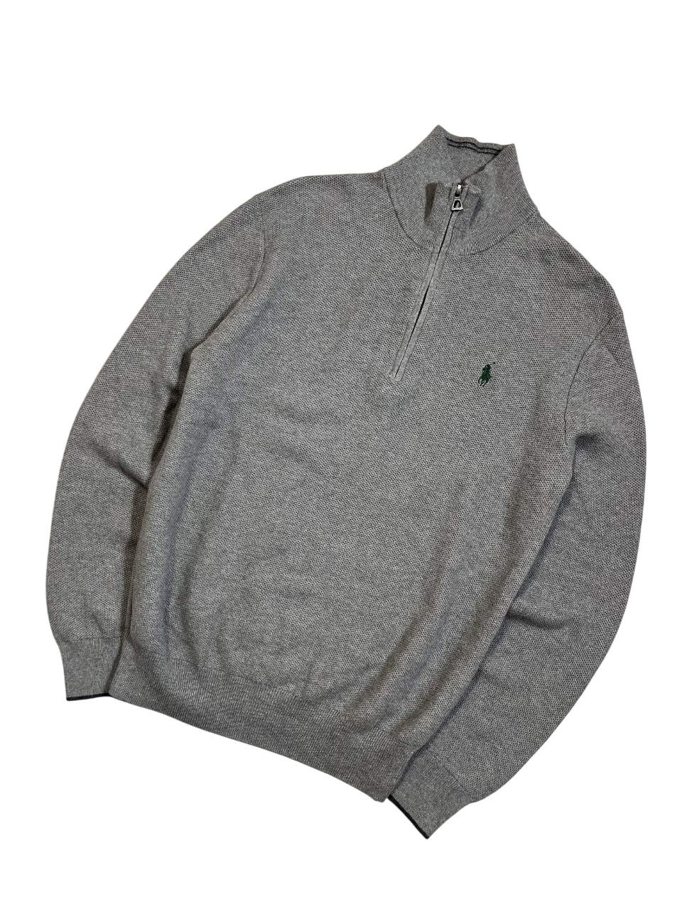 Szürke férfi pulóver fél cipzárral, bal mellrészen hímzett logó, streetwear stílus