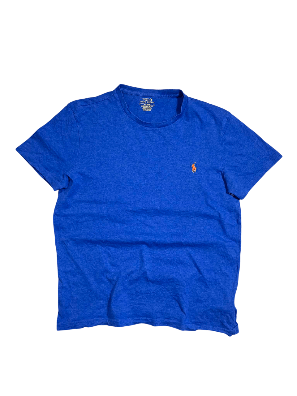 Kék vintage póló sárga logóval, klasszikus streetwear stílus, férfi divat