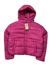 Nike rózsaszín steppelt kapucnis pufi dzseki, utcai streetwear stílus