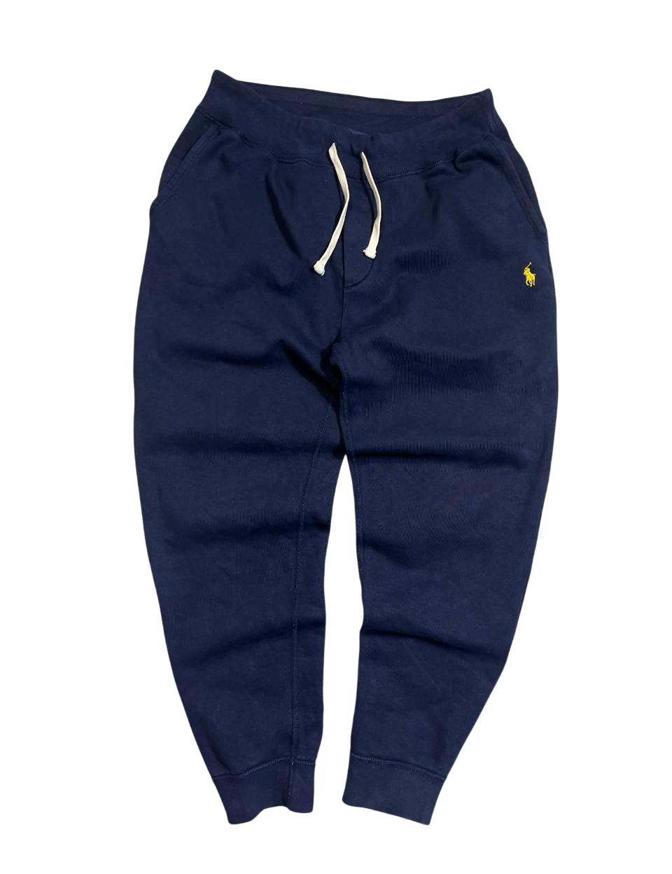 Sötétkék vintage melegítőnadrág, hímzett sárga ló logóval, fehér zsinórral