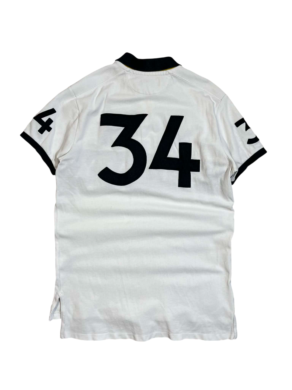 Fehér vintage póló fekete gallérral, hátán nagy 34-es számmal, streetwear stílusban.