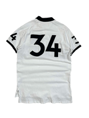 Fehér vintage póló fekete gallérral, hátán nagy 34-es számmal, streetwear stílusban.