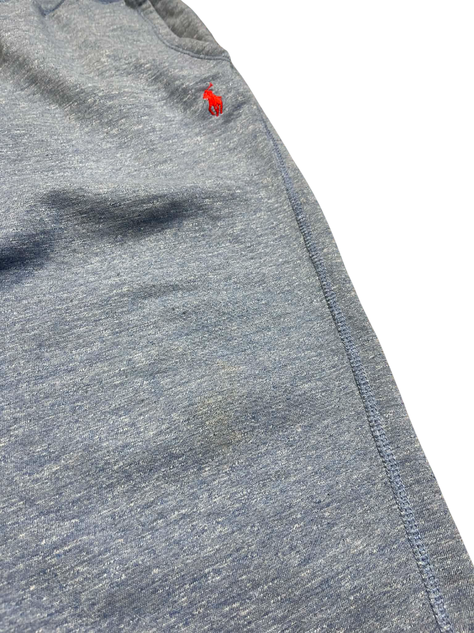 Kék vintage melegítőnadrág piros hímzett logóval, streetwear stílusban