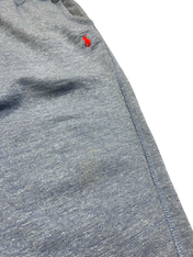 Kék vintage melegítőnadrág piros hímzett logóval, streetwear stílusban