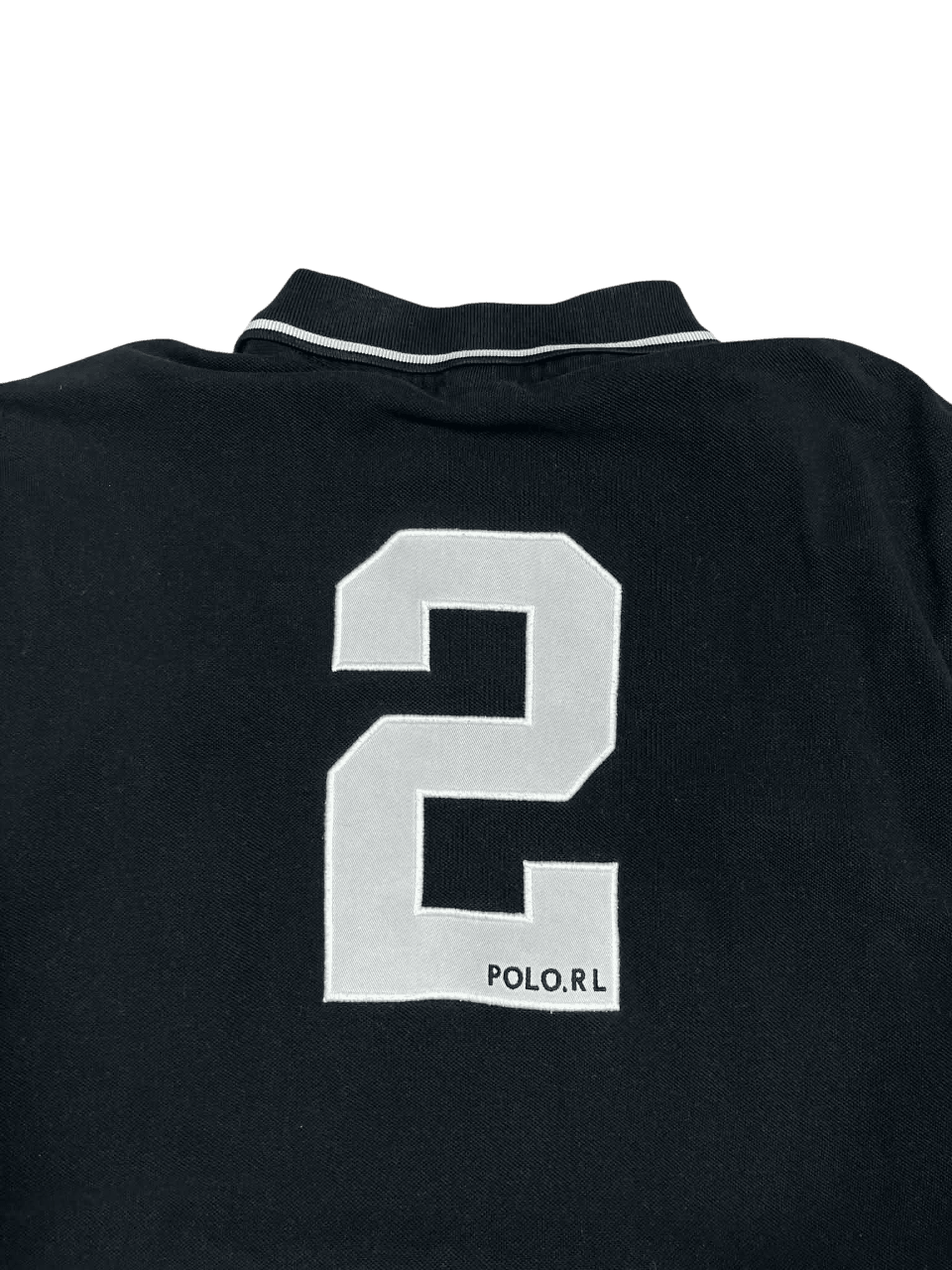 Fekete vintage póló gallérral, hátán nagy fehér 2-es számmal és POLO.RL felirattal.