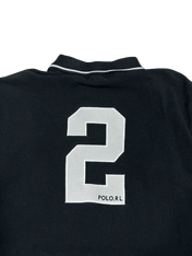 Fekete vintage póló gallérral, hátán nagy fehér 2-es számmal és POLO.RL felirattal.