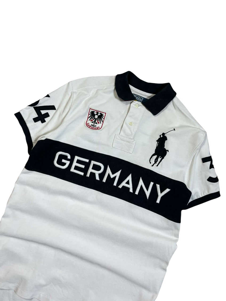 Fehér-fekete vintage Ralph Lauren póló hímzett Germany felirattal, német címerrel, streetwear stílusban