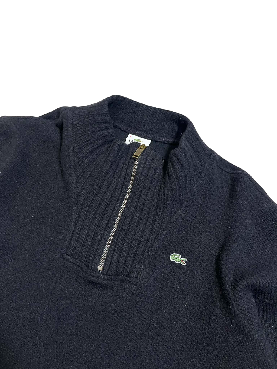 Sötétkék Lacoste félcipzáros kötött pulóver, vintage streetwear stílusban.