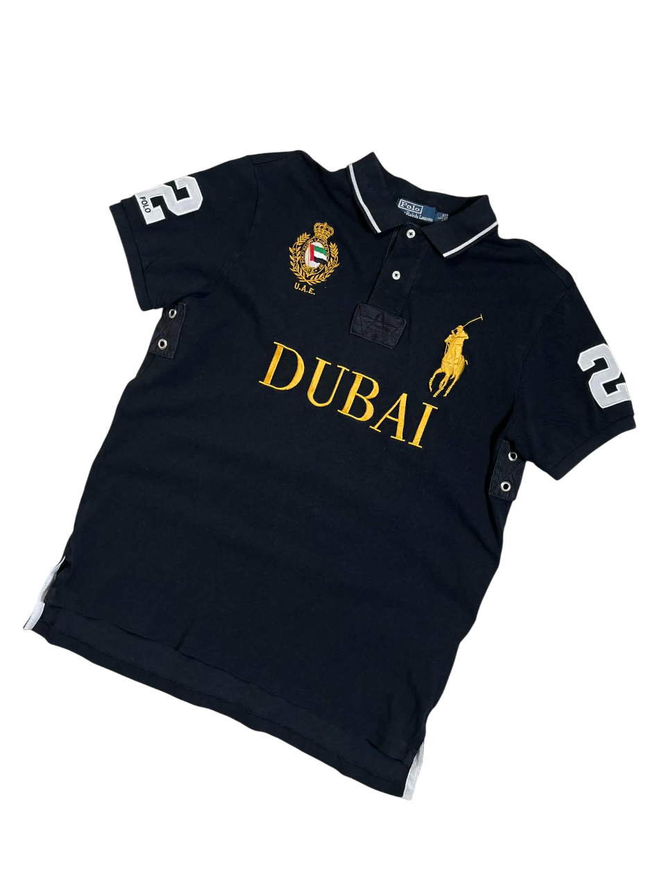 Fekete vintage polo póló, Dubai felirattal, hímzett logóval és számokkal, streetwear stílusban.