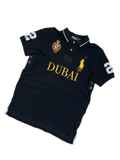 Fekete vintage polo póló, Dubai felirattal, hímzett logóval és számokkal, streetwear stílusban.