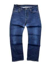 Sötétkék vintage farmernadrág klasszikus szabással, utcai divat stílusban