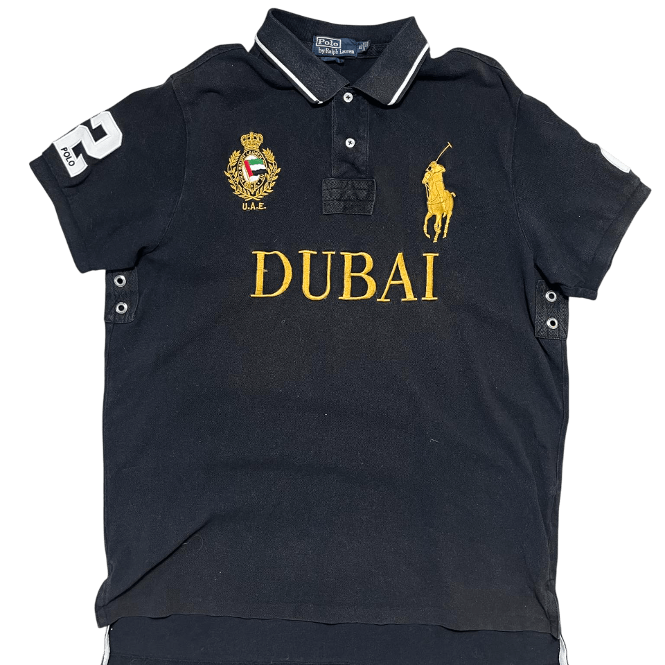 Fekete vintage polo póló, arany Dubai felirattal és hímzett logóval, streetwear stílus
