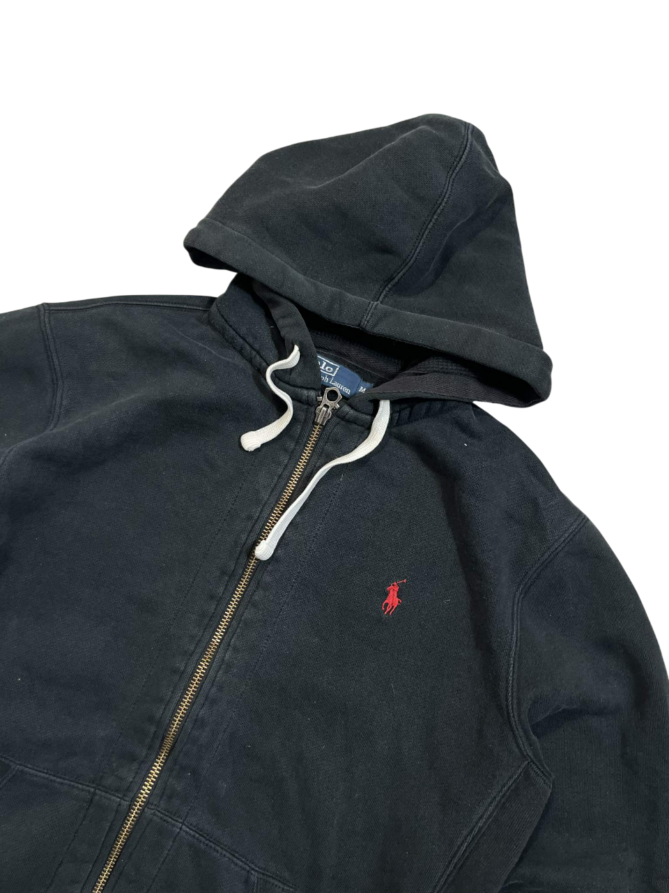 Fekete vintage kapucnis zipzáras pulóver piros hímzett ló motívummal, streetwear stílus