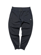 Fekete, vintage stílusú streetwear melegítőnadrág, fehér hímzett logóval.