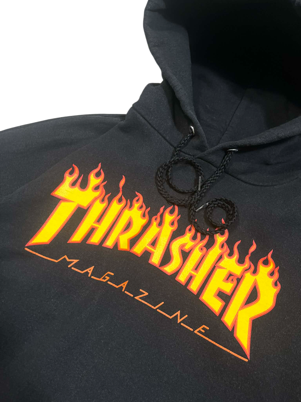 Thrasher Magazine fekete kapucnis pulóver lángoló logóval, streetwear divat