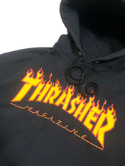 Thrasher Magazine fekete kapucnis pulóver lángoló logóval, streetwear divat