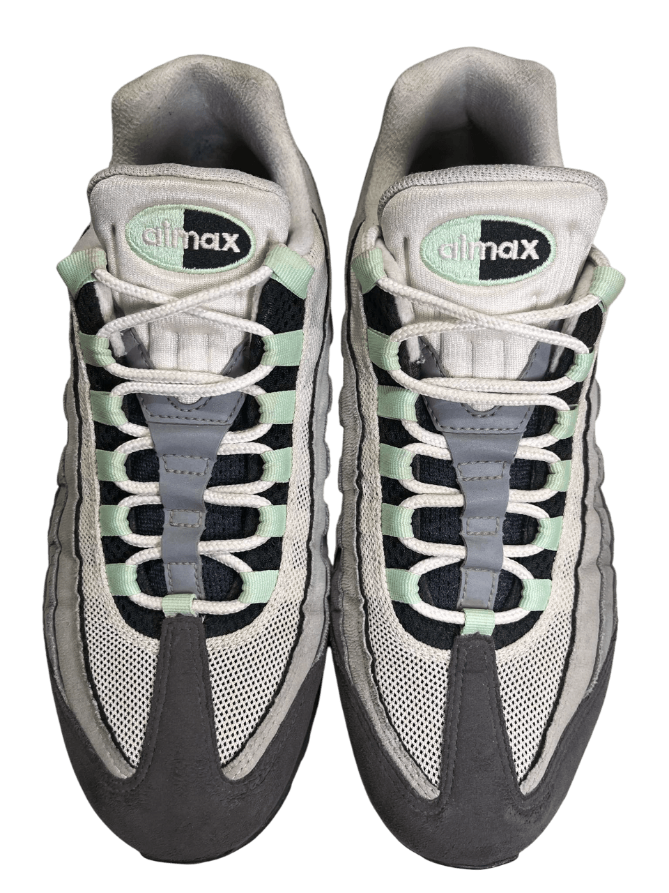 Vintage Nike Air Max 95 sportcipő fehér, szürke és zöld színben, hálós felsőrésszel.