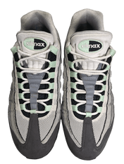 Vintage Nike Air Max 95 sportcipő fehér, szürke és zöld színben, hálós felsőrésszel.