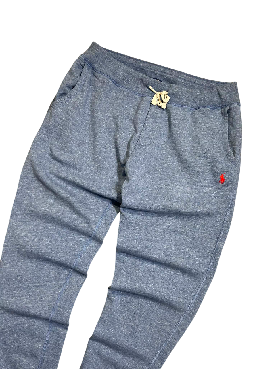 Szürke melegítőnadrág húzózsinórral, piros hímzett logóval, streetwear stílusban