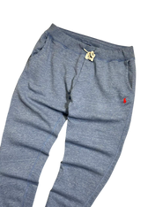 Szürke melegítőnadrág húzózsinórral, piros hímzett logóval, streetwear stílusban