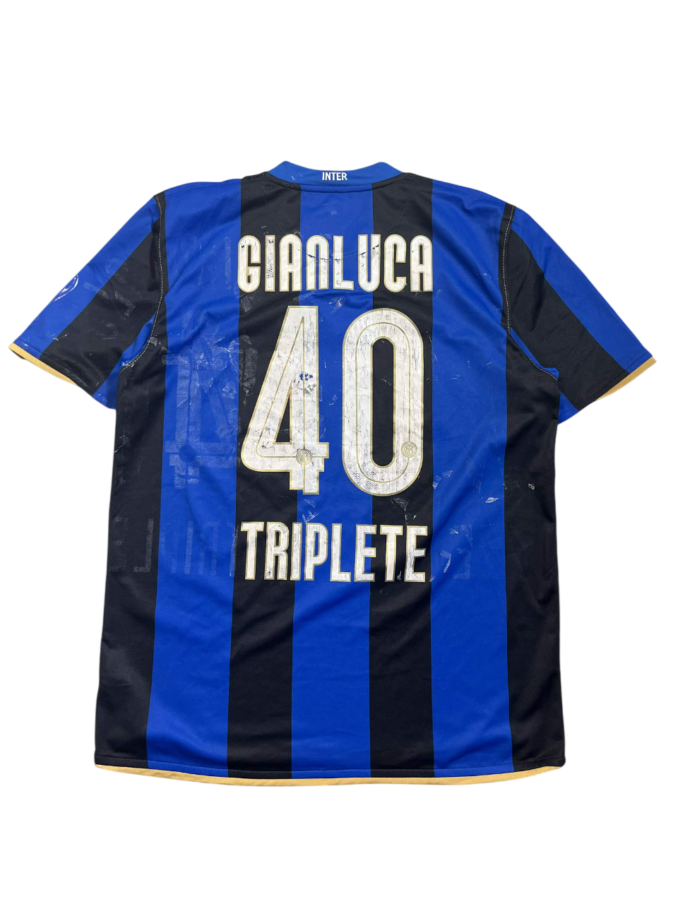 Fekete-kék csíkos Inter focimez, hátán GIANLUCA, 40-es szám és TRIPLETE felirat