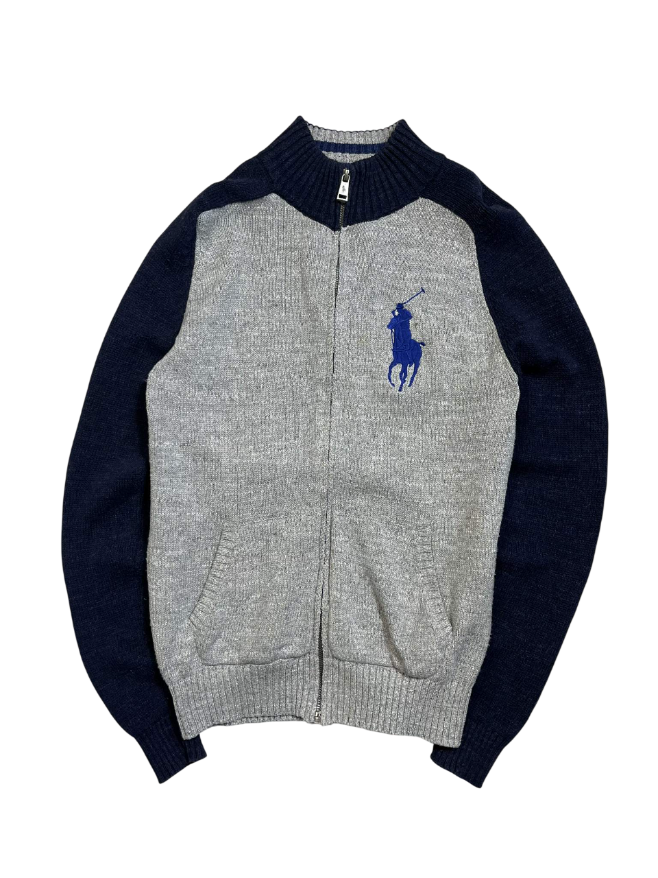 Szürke-kék, cipzáros streetwear kardigán nagy, lovas hímzéssel, vintage stílusban.