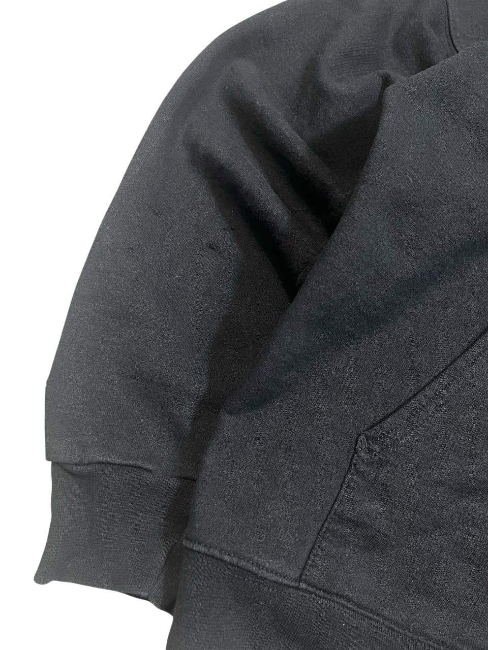 Fekete streetwear pulóver ujj részlet, prémium minőségű pamut anyag