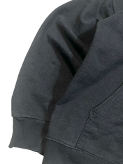 Fekete streetwear pulóver ujj részlet, prémium minőségű pamut anyag